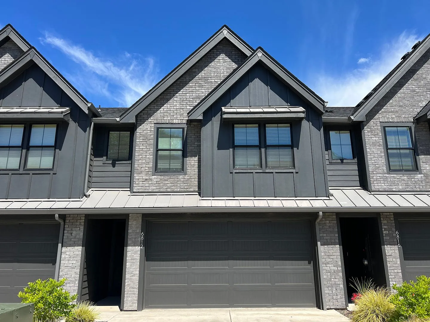 Luxury Townhome for Lease at the Courtyards at Hidden Crest - 6812 NE 131st Way — Photo 1