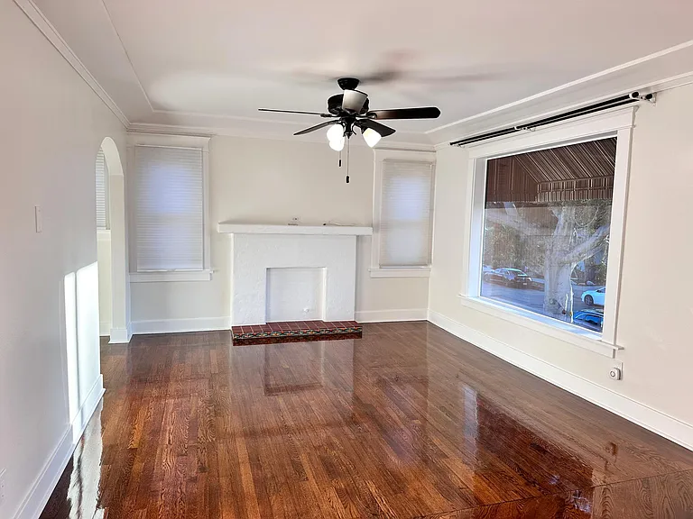 242 1/2 Coronado Ave — Photo 6
