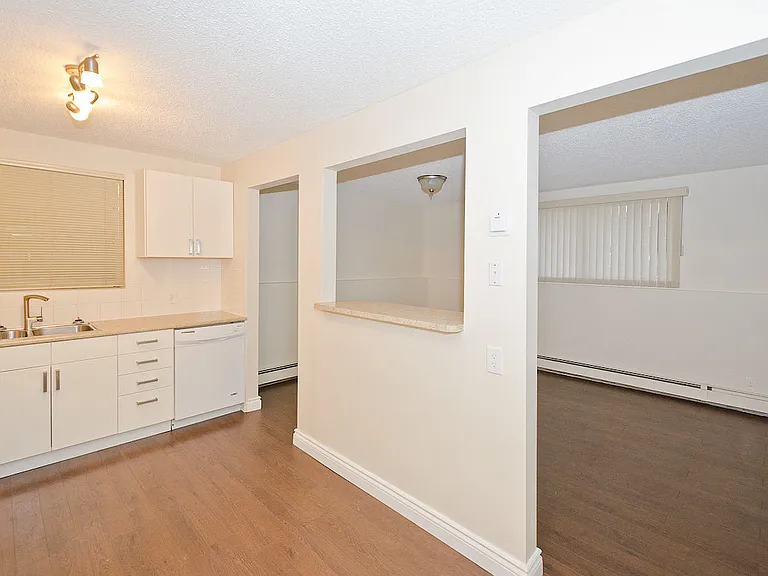 247 20th Ave NE #1 — Photo 4