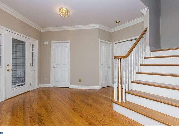 3rd image of 28 Foxcroft Ln