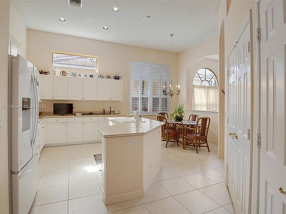 5th image of 6987 Fairway Lakes Dr