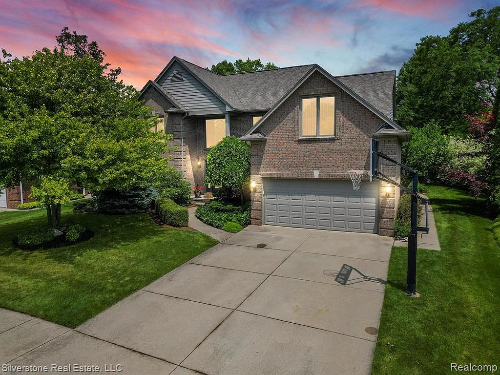 1073 Bloomview Cir, Rochester, MI 48307 Zillow