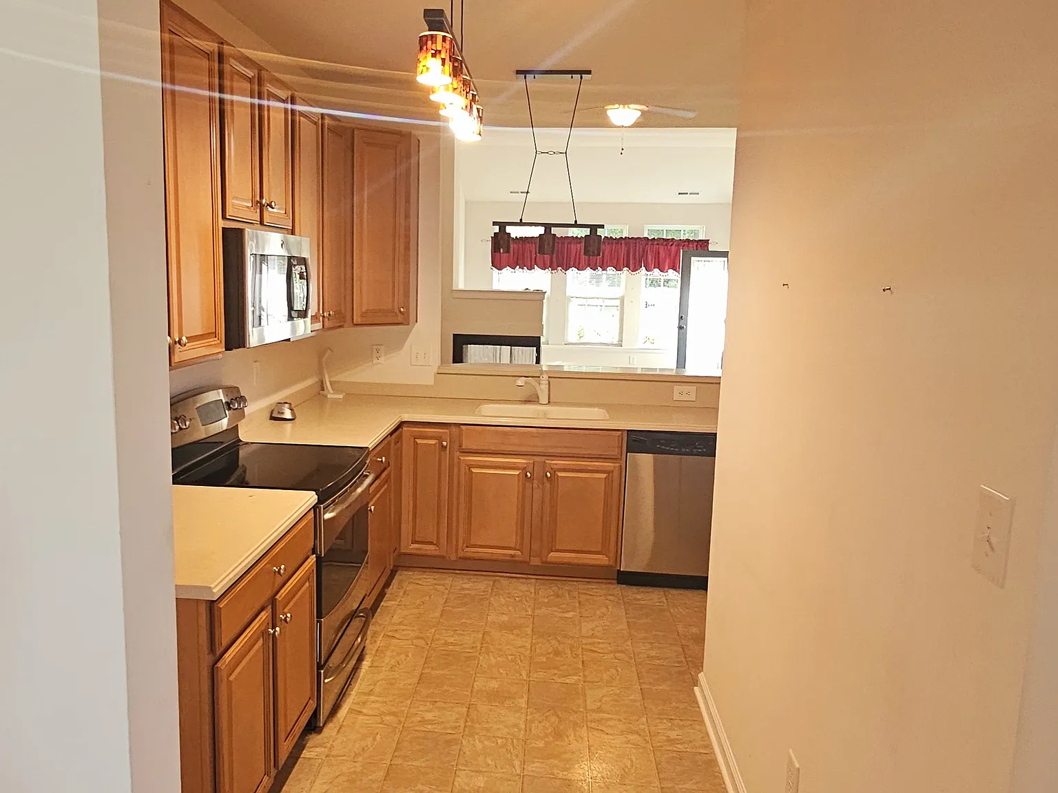 3 bed, 2.5 bath, 2042 sqft, $2,600 — Photo 3