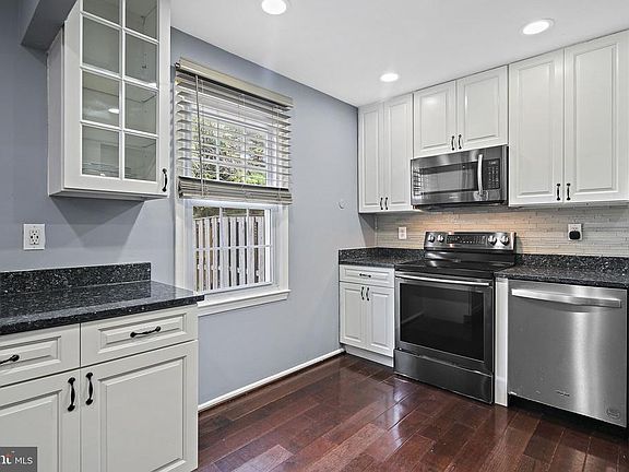 4th image of 18 Chantilly Ct