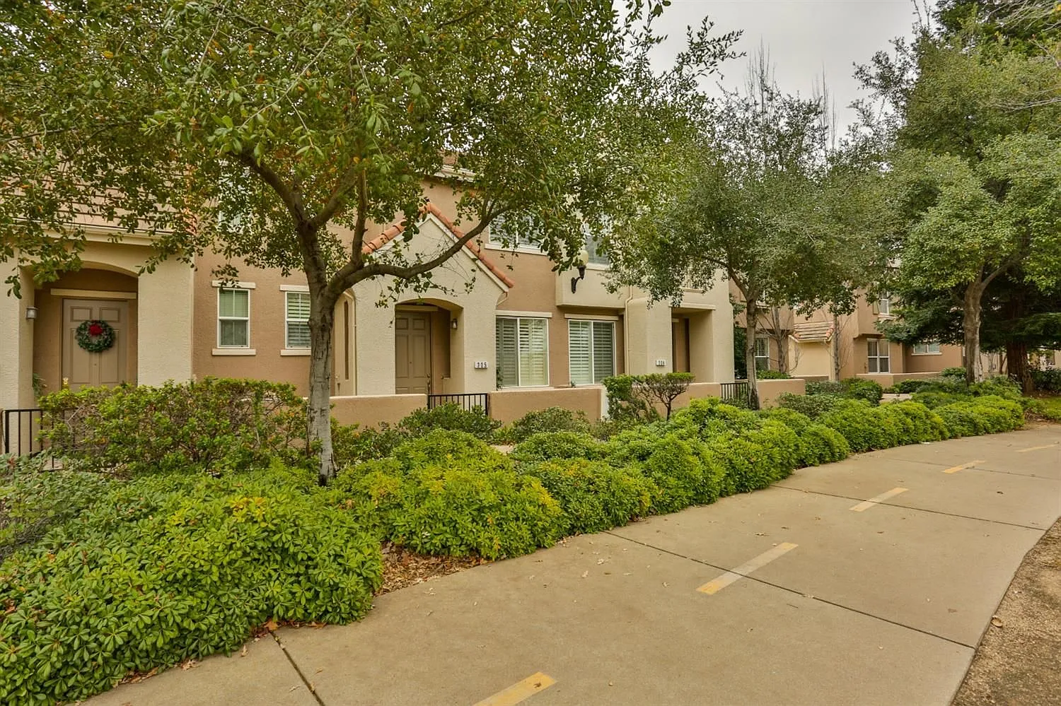 305 Esplanade Cir photo 1