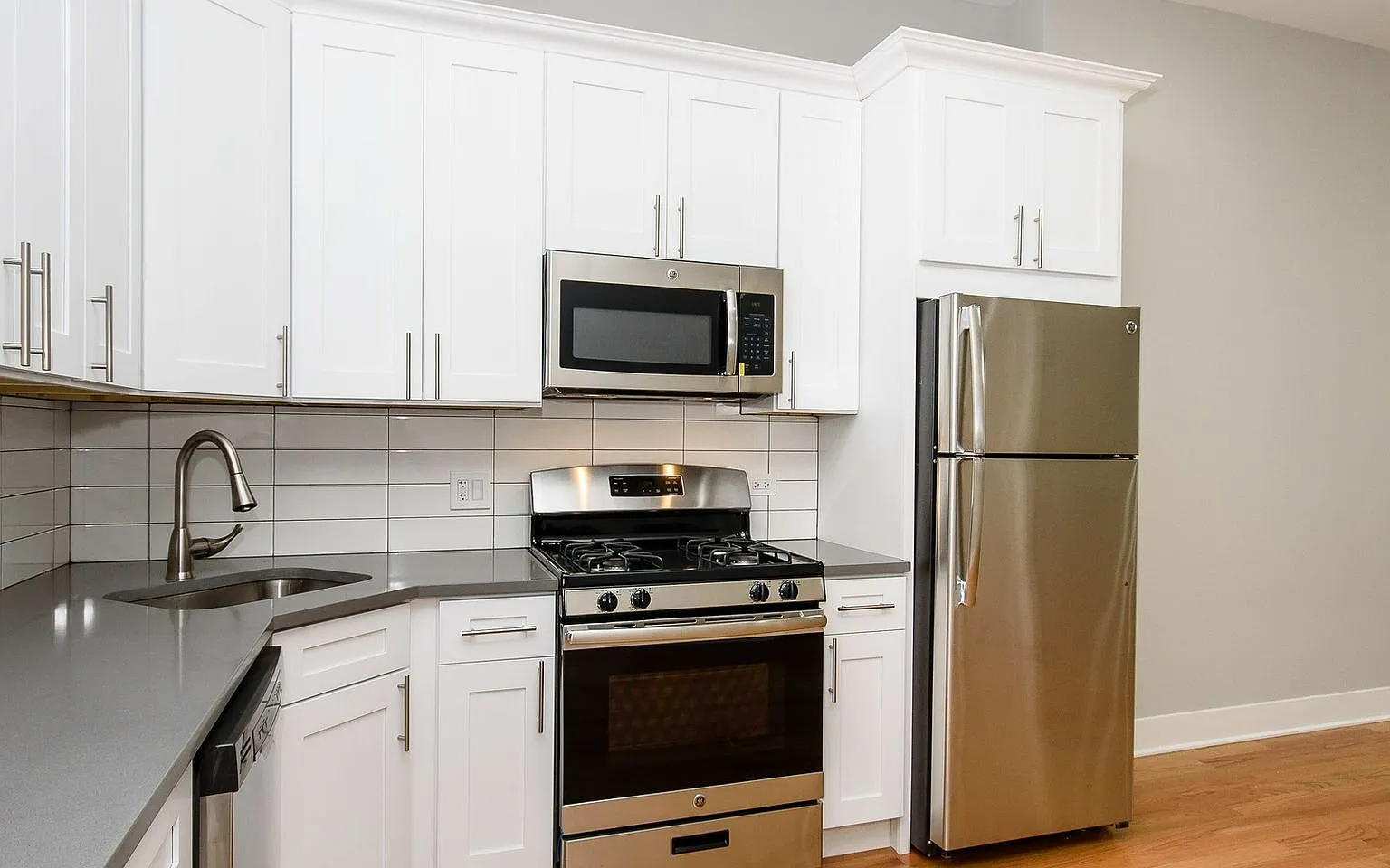 Very Spacious, Top Floor 1bd/1bth Ukrainian Village, Available Now! — Photo 2