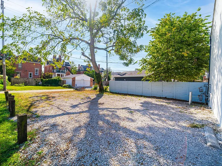 1075 Oak St — Photo 26