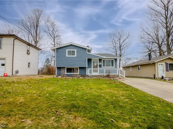 8952 Woodridge Ln, Mentor, OH 44060