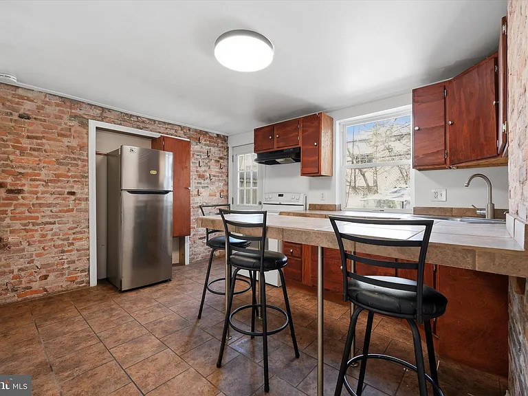 525 Morse St — Photo 8