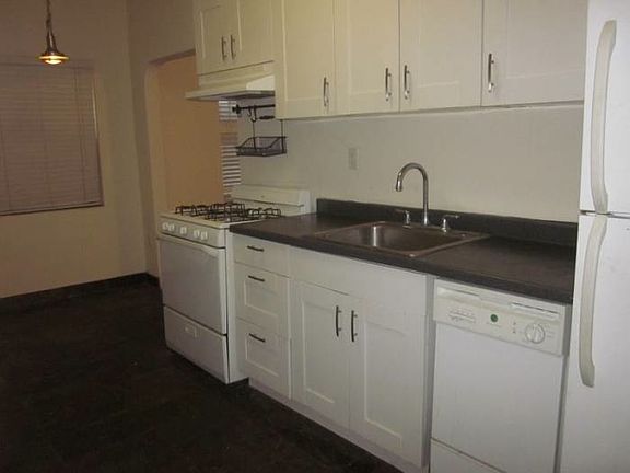 5th image of 1034 Jefferson Ave APT 1