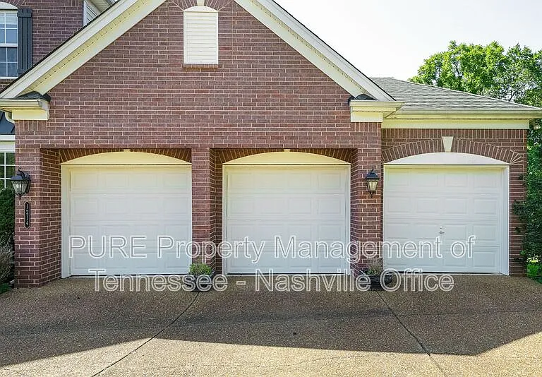 1214 Broadmoor Cir — Photo 4