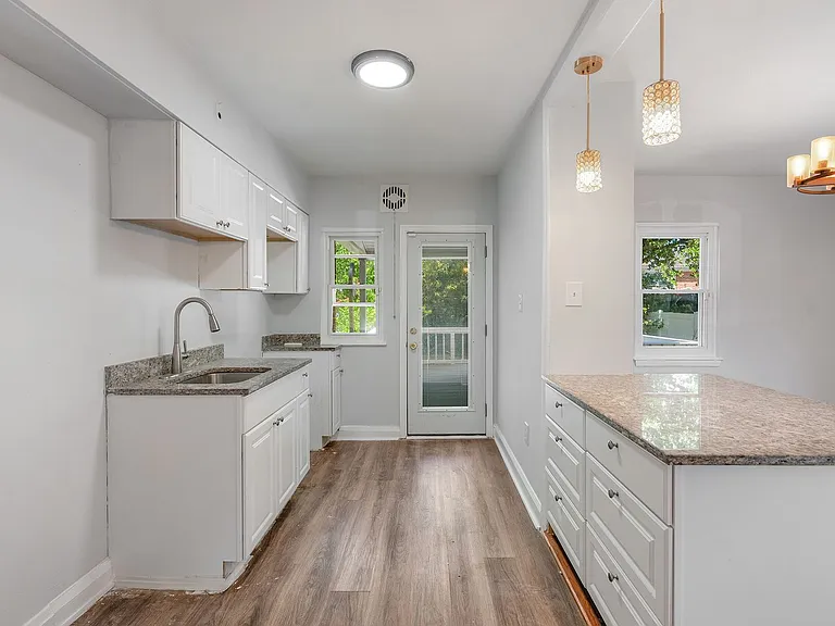 3912 Mortimer Ave — Photo 12