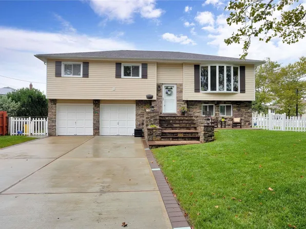 129 Greenway Drive, Farmingdale, NY 11735