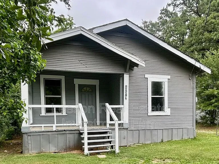 2544 Dupont St — Photo 1