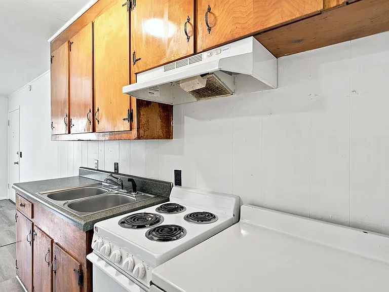 1300 Lola Ave — Photo 12