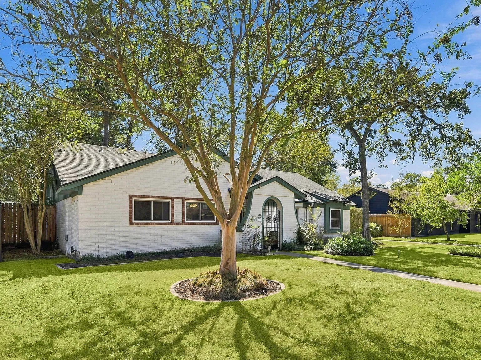 3 bed, 2.0 bath, 2470 sqft, $2,000 — Photo 4