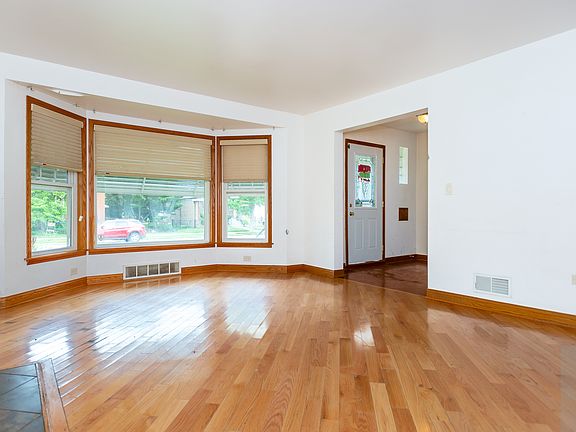 4th image of 10428 S South Park Ave