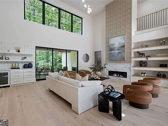 5th image of 4901 Cambridge Dr