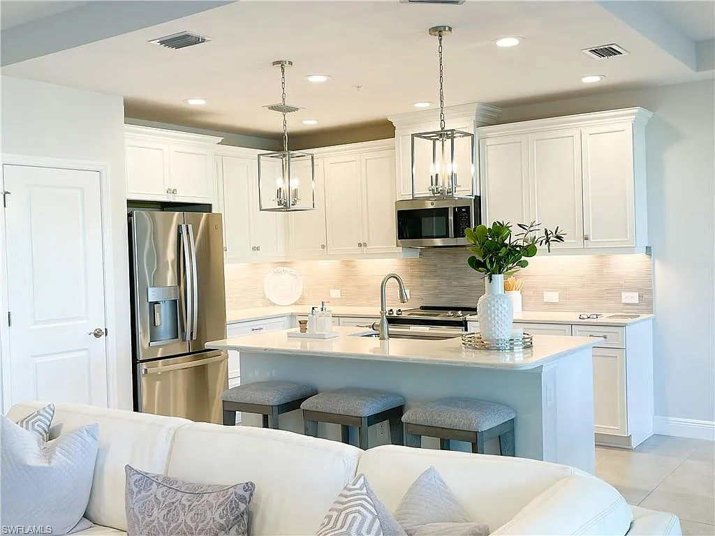 2 bed, 2.0 bath, 1467 sqft, $4,500 — Photo 3