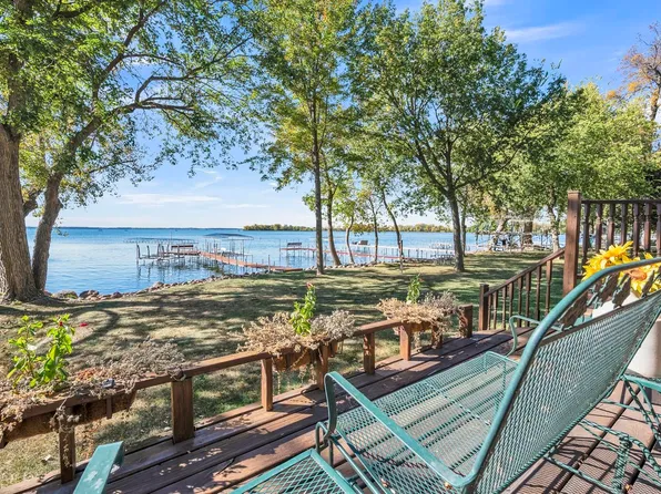 10539 Mitchell Dr, Spirit Lake, IA 51360
