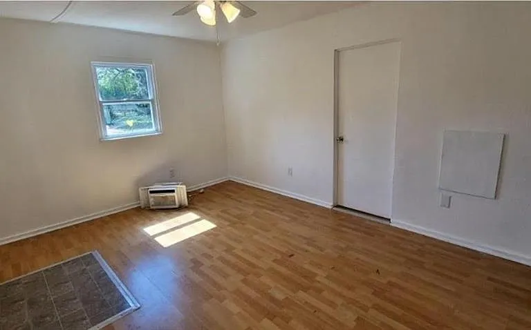 912 Engman St — Photo 2
