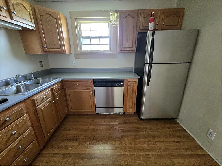 1106 Bechtel St — Photo 2