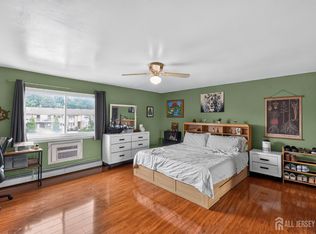 1008 Cricket Ln, Woodbridge, NJ 07095