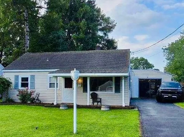 8 Waterbury Dr, North Syracuse, NY 13212