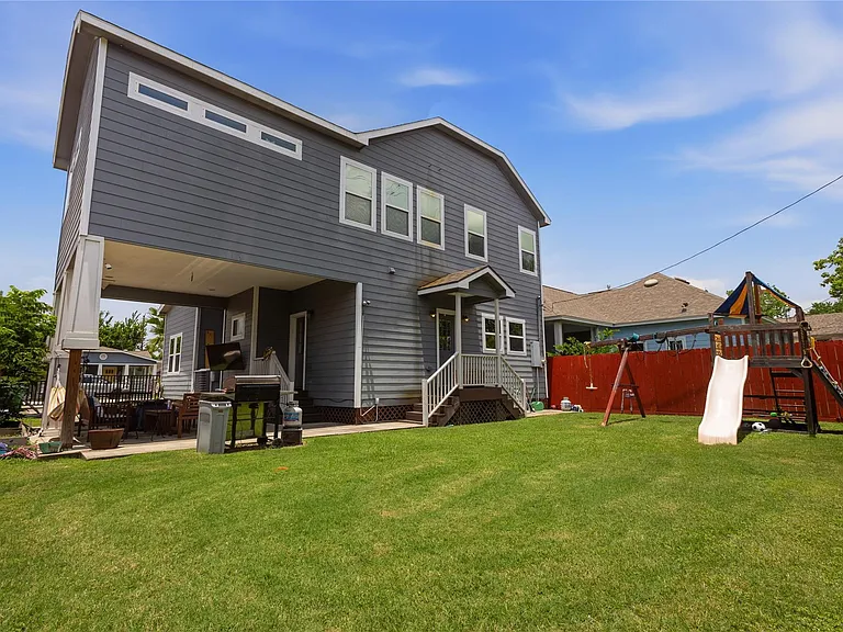 704 Vincent St — Photo 36