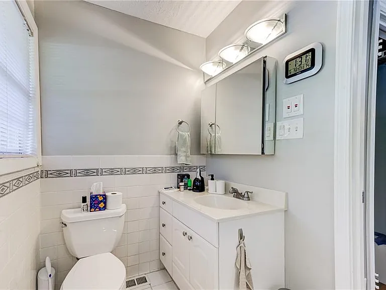 2423 Woodacres Rd NE — Photo 17