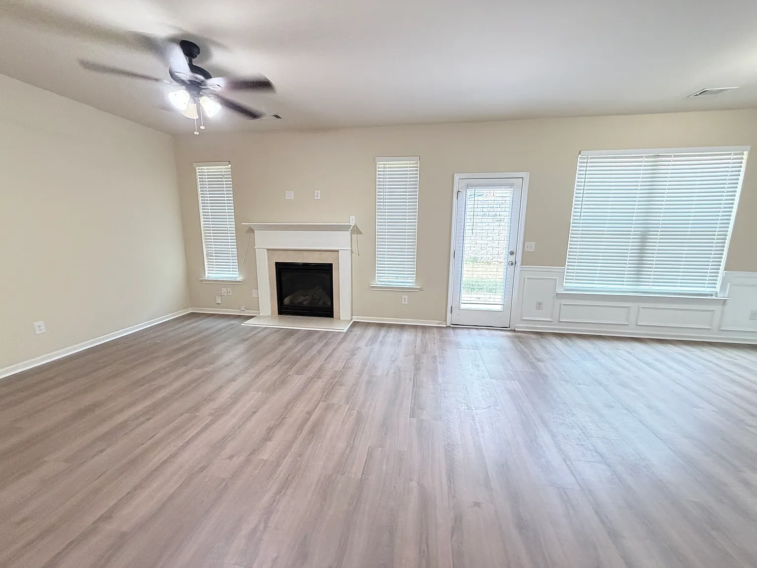 3 bed, 2.5 bath, 2100 sqft, $2,349 — Photo 2