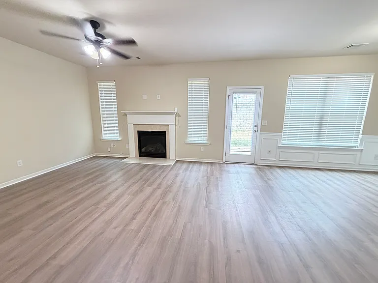 206 Highland Village Ln — Photo 2