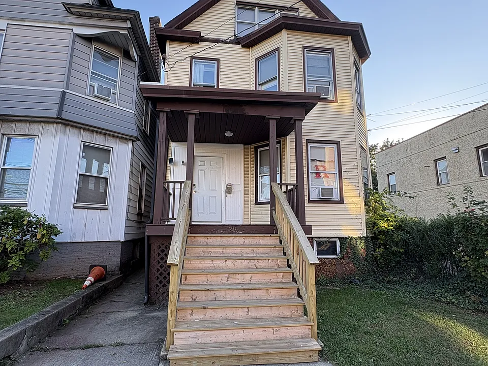 218 Easton Ave #2