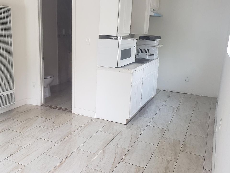2nd image of 1826 W 41st Pl