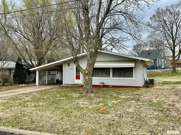 1328 Hilltop Dr, Pekin, IL 61554