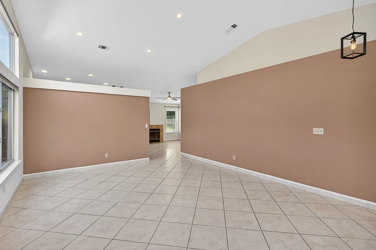 Building Photo - 990 Regina Way