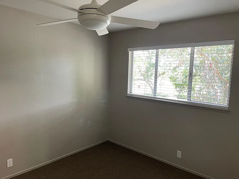 560 University Dr #7 — Photo 5