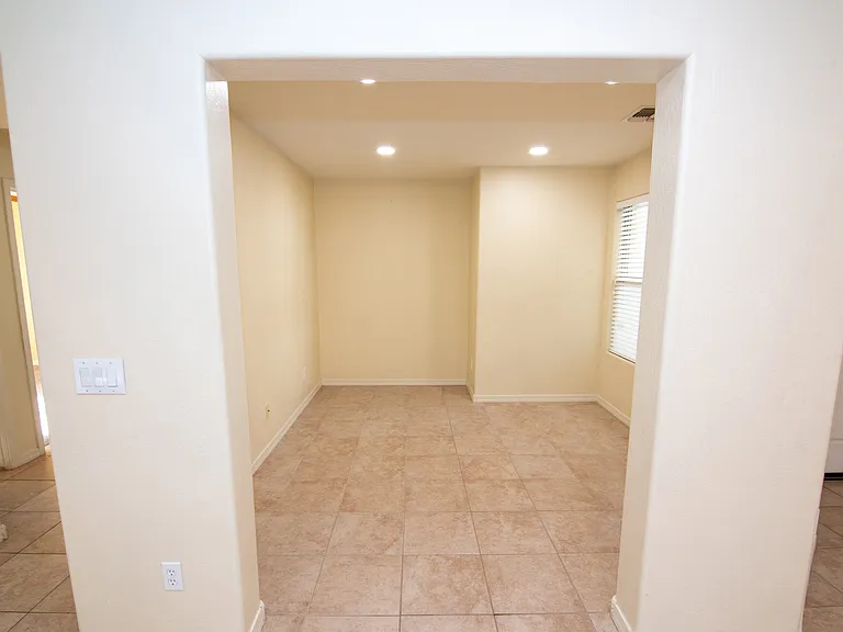 915 W Desert Hills Dr — Photo 14
