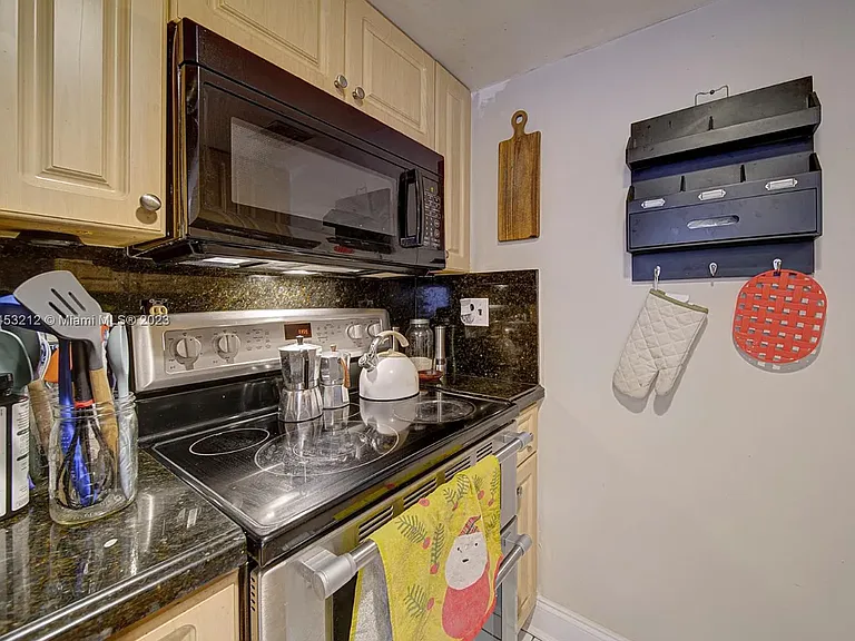 12262 SW 17th Ln #101-V — Photo 5