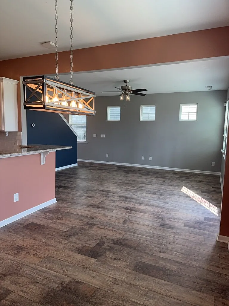 3 bed, 2.5 bath, 1816 sqft, $2,400 — Photo 4