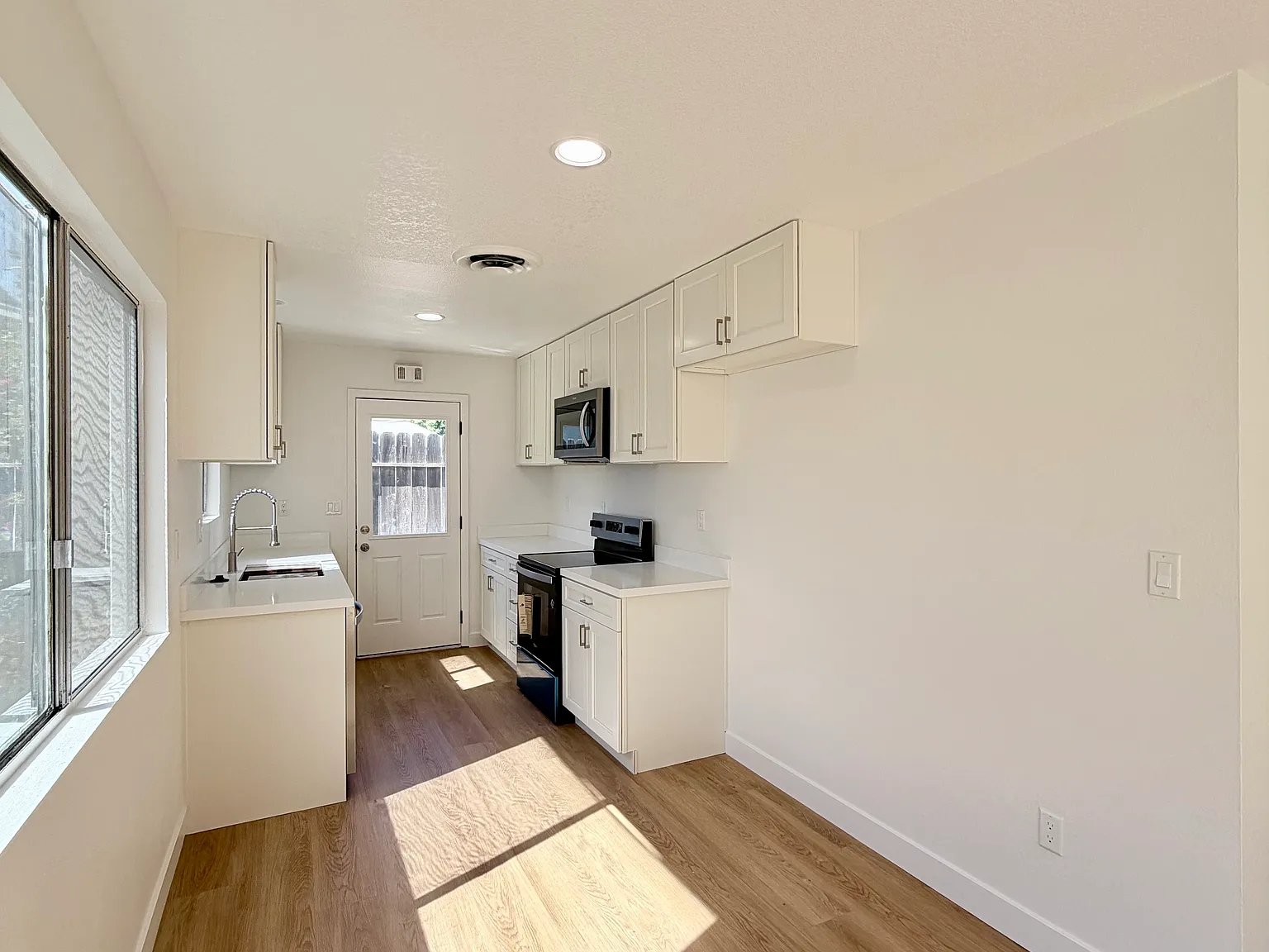 2 bed, 850 sqft, $1,995 — Photo 4