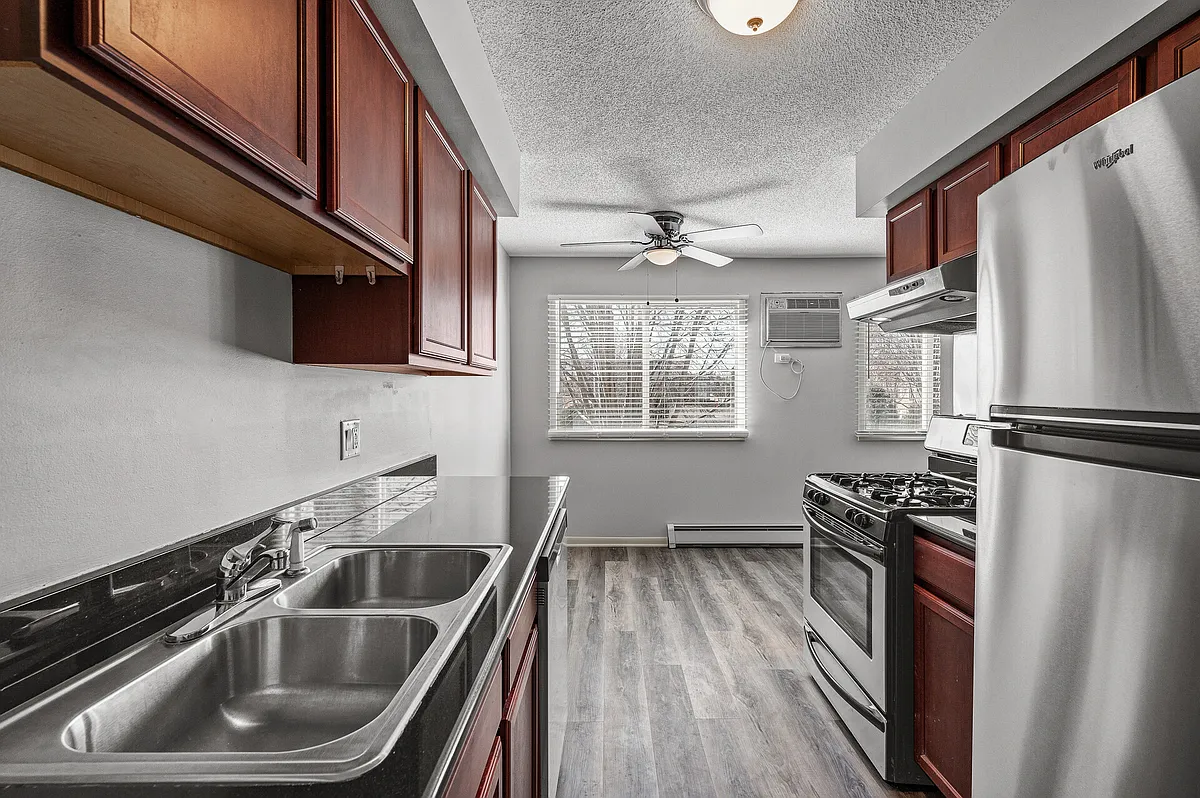 Building Photo - 2720 Rosalyn Ct #202