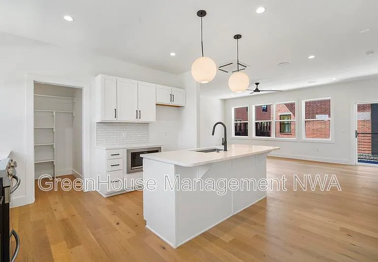 627 SW C St — Photo 5