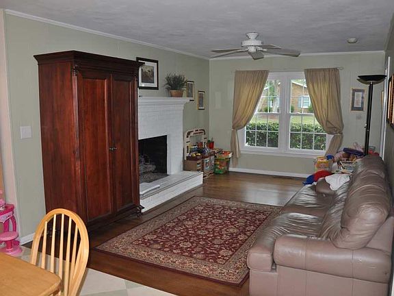 5th image of 720 Earl Of Chesterfield Ct