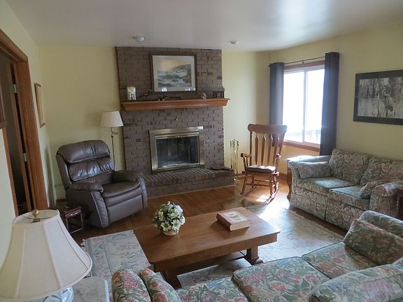 living room w fireplace