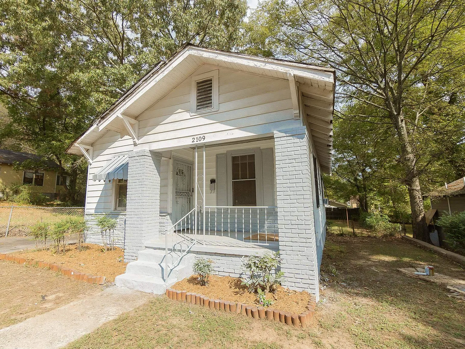 2 bed, 1.0 bath, 922 sqft, $895 — Photo 2