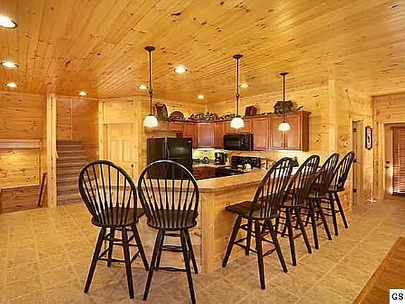 4th image of 820 Resort Way