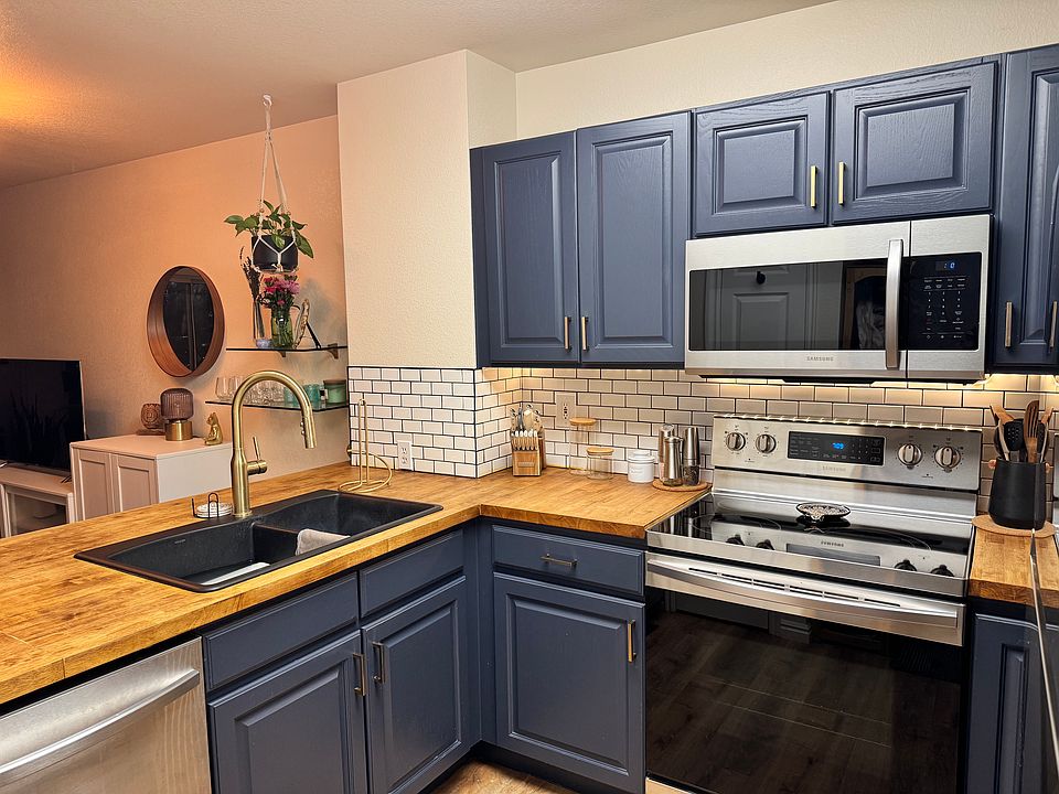 Kitchen - Opens to living room