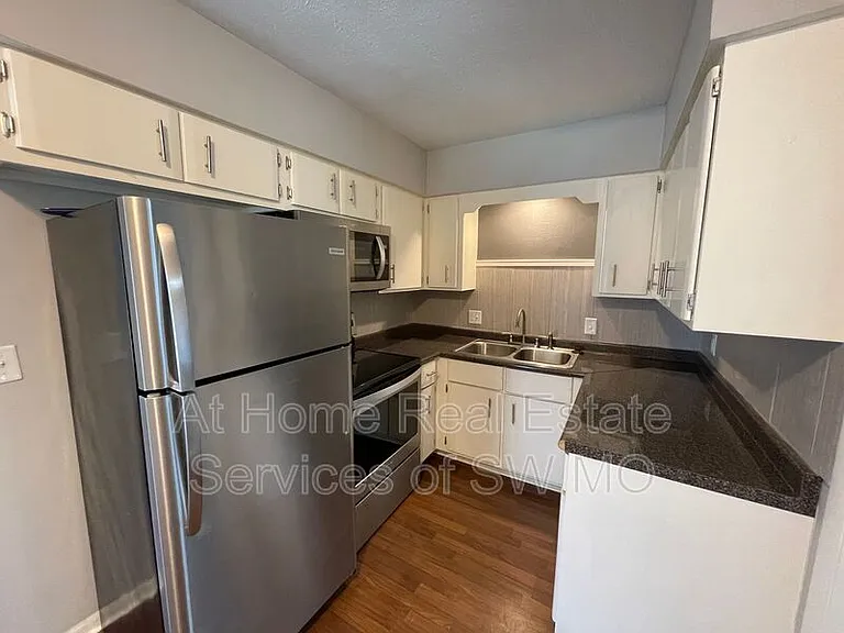 1343 E Elm St — Photo 5