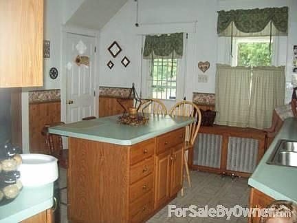 kitchen
						:
						bar stools included